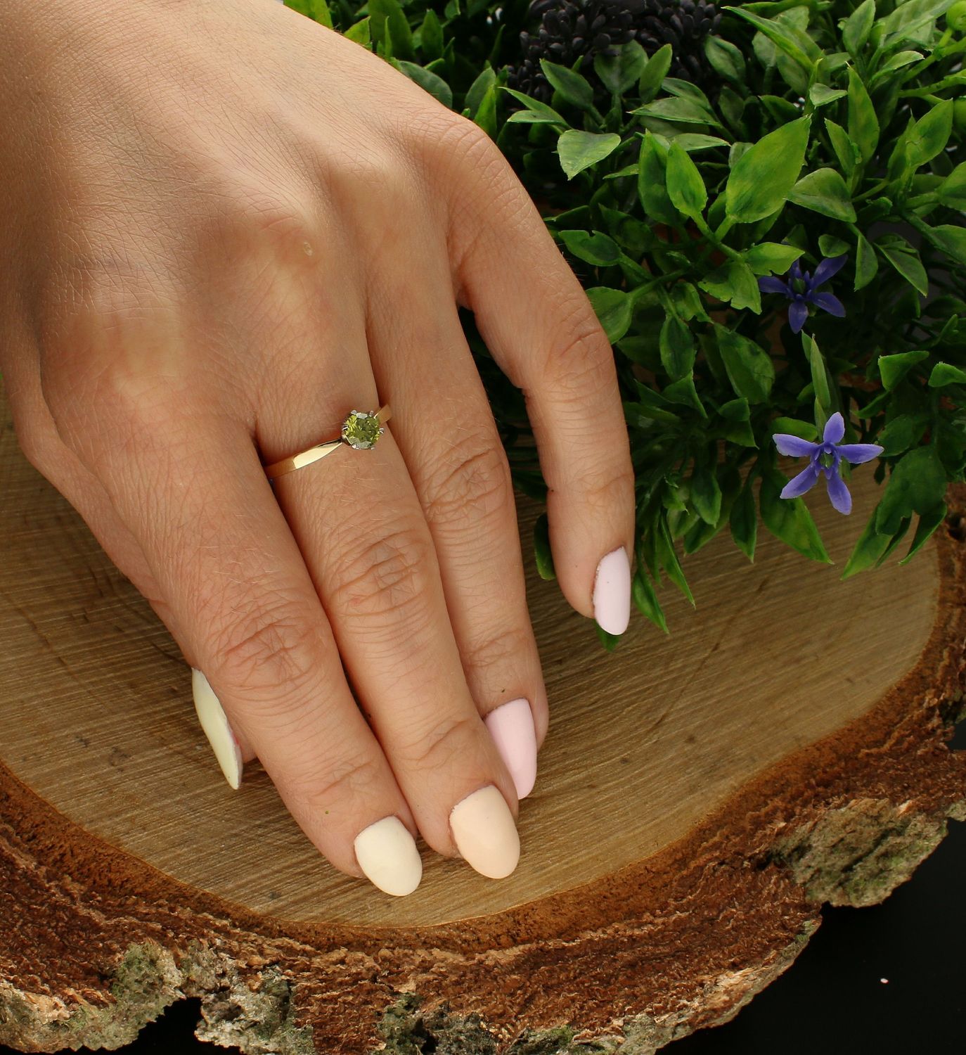 Złoty pierścionek 333 z zieloną cyrkonią PI 3973A 333. Złoty pierścionek zaręczynowy. Złoty pierścionek z cyrkonią. Zielona cyrkonia. Żółte złoto. Pierścionek idealny dla każdej kobiety. Piękny pierścionek na prezent (1).jpg